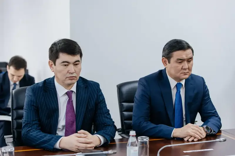 Аким Атырауской области вручил государственные награды работникам сельского хозяйства (7)