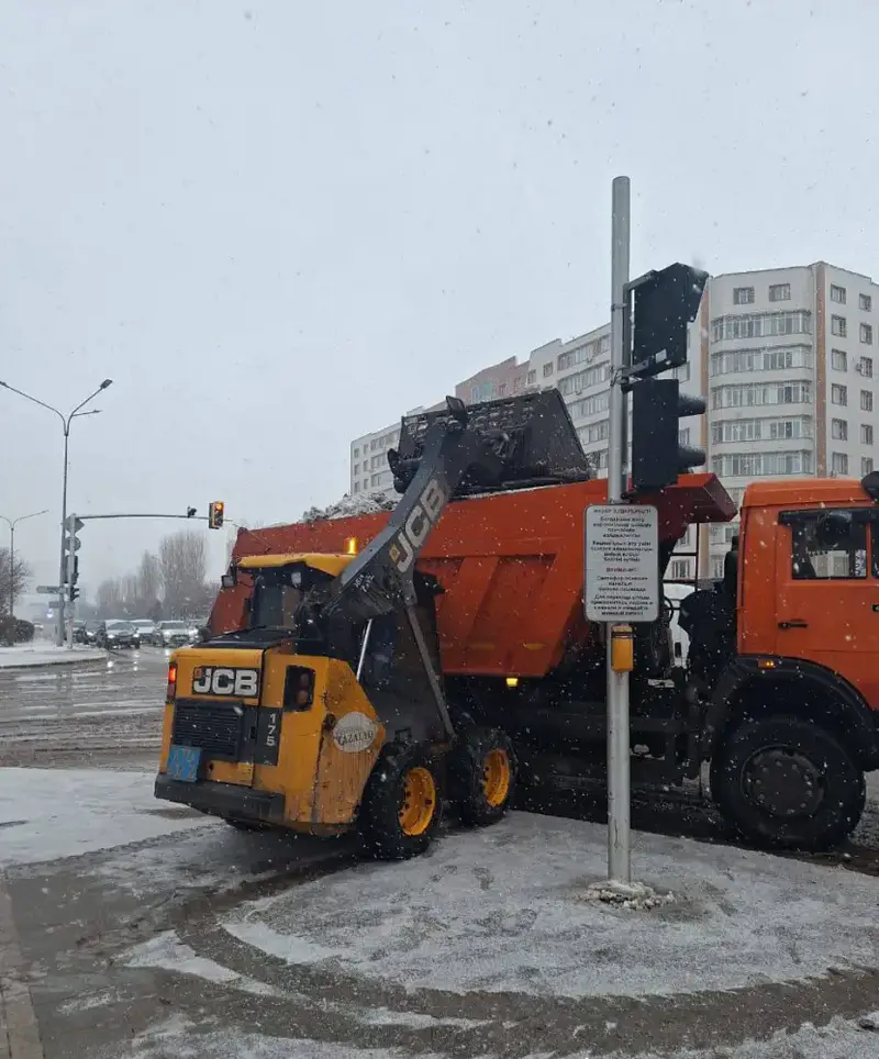 В Астане продолжается масштабная уборка снега с привлечением почти 3 000 коммунальщиков Астане