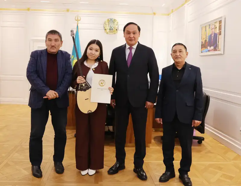 Ербол Карашукеев встретился с победительницей республиканского айтыса Инжу Жанабай (3)