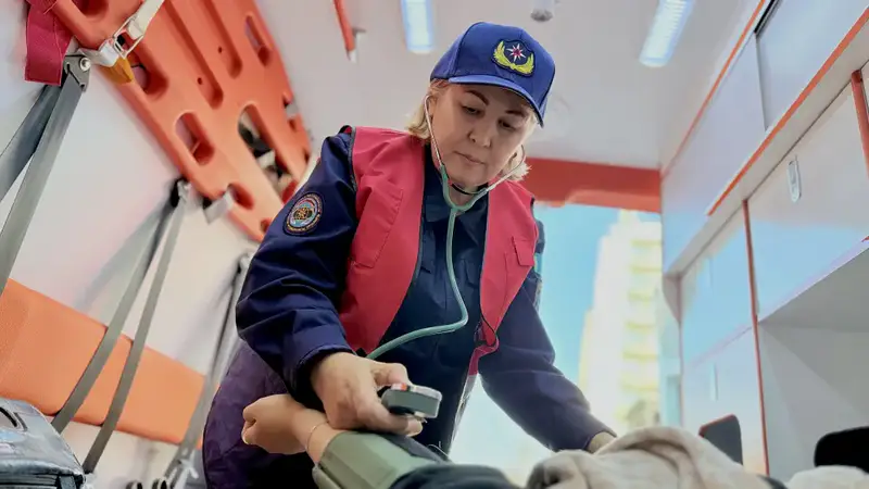 Опыт фельдшера Даны Доскалиевой: как 25 лет в медицине влияют на работу МЧС в Атырау Астане