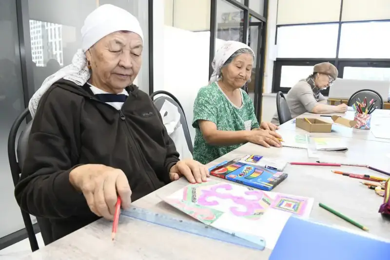 В Астане более 17 тысяч пенсионеров активно участвуют в жизни города через занятия в Центре активного долголетия Астане