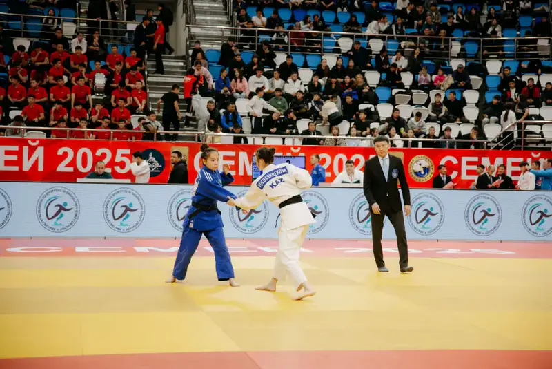 Спортсмены области Абай продемонстрировали силу духа и упорство в смешанном командном первенстве по дзюдо Астане