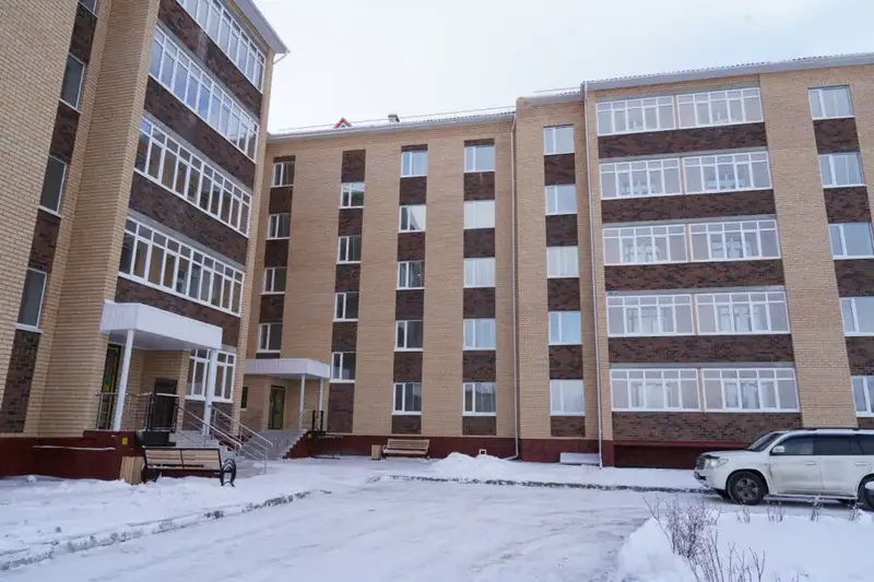 Марат Ахметжанов вручил ключи пострадавшим от паводка жителям села Зеренда (3)