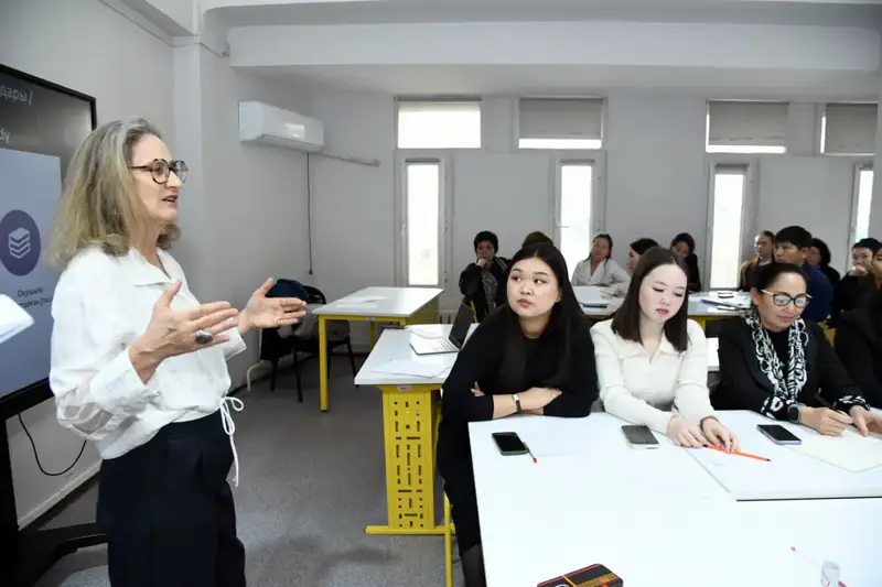 Лекция Клеа Фернандез в университете Абая Астане