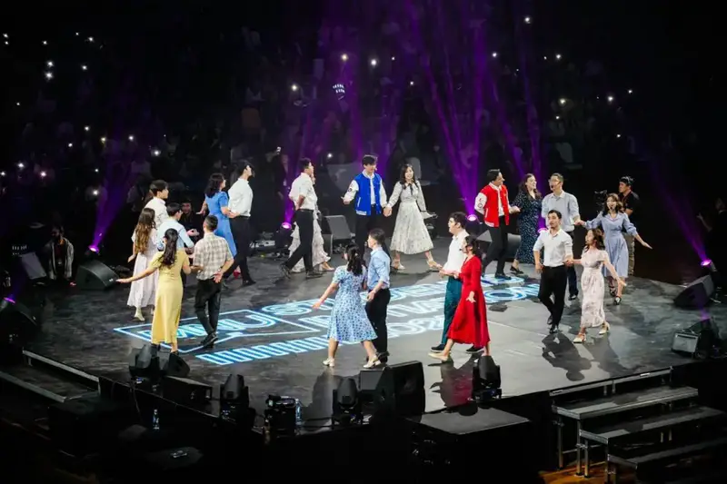 В Астане раскрыли самый большой флаг «Закон и порядок» на посвящении в студенты (7)