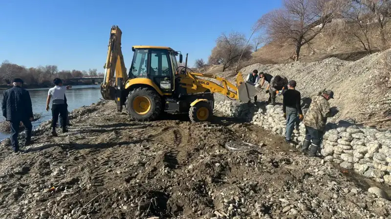 В рамках противопаводковых мер в Жетісу очищают русла рек и строят защитные дамбы (9)