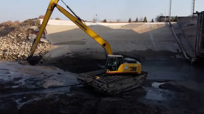 Очистка ирригационных каналов 65 км в Жетысайском районе с использованием спецтехники Астане