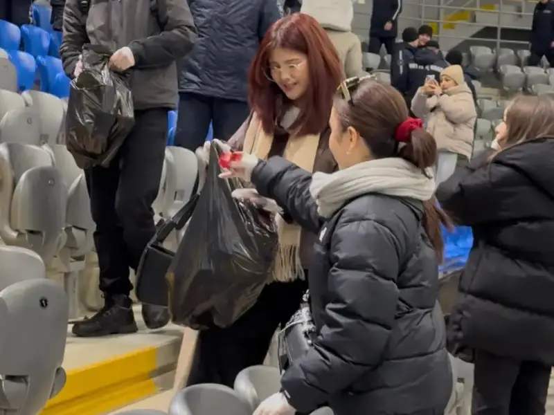 Экологическая акция болельщиков после матча Казахстана и Бельгии на стадионе Астана Арена Астане