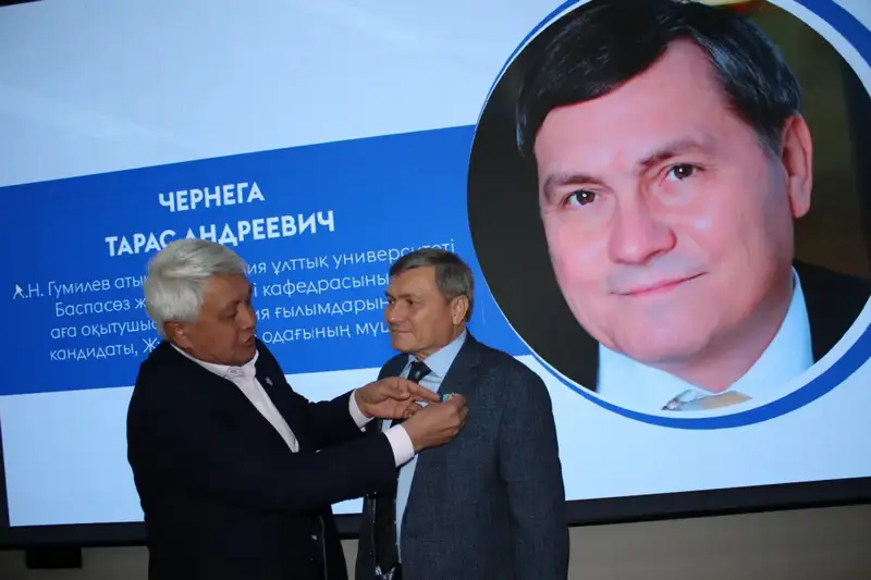 Вручены нагрудные знаки «Ахмет Байтұрсынұлы» и «Ана тілін дамытуға қосқан үлесі үшін» (7)