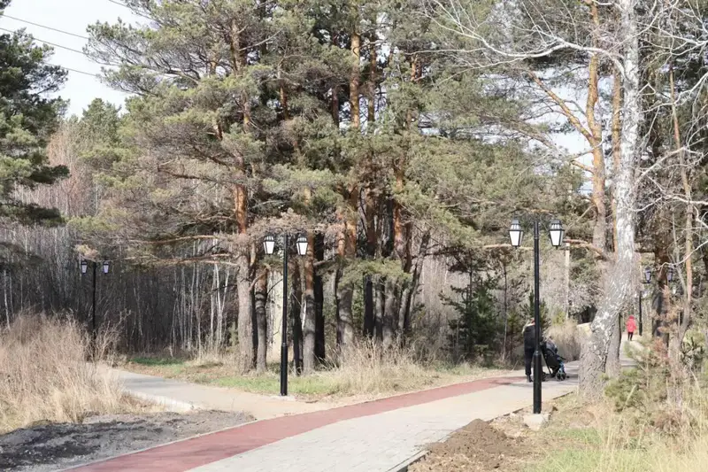 В Макинске завершается благоустройство городского парка (4)