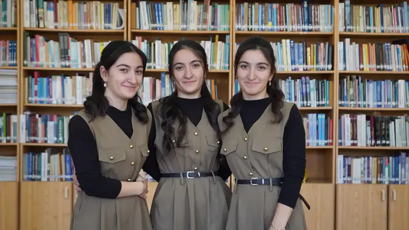 ТРОЙНЯШКИ ИЗ АЗЕРБАЙДЖАНА И ДВОЙНЯШКИ ИЗ КЫРГЫЗСТАНА ИЗУЧАЮТ КАЗАХСКИЙ ЯЗЫК В ТУРКЕСТАНЕ (6)