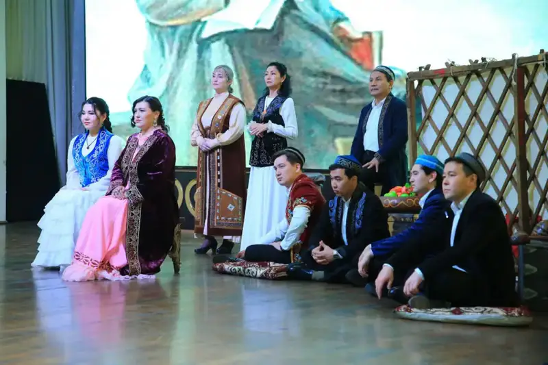 В Алматы прошел поэтический и музыкальный вечер «Ұйықтап жатқан жүректі ән оятар», посвященный 180-летию Абая Кунанбаева (2)