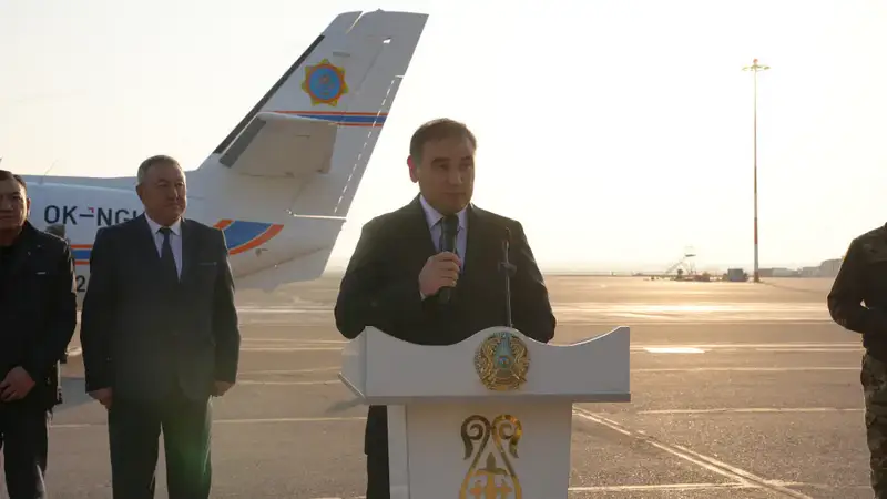 В Шымкенте встретили третий самолет L-410 для МЧС Казахстана (5)