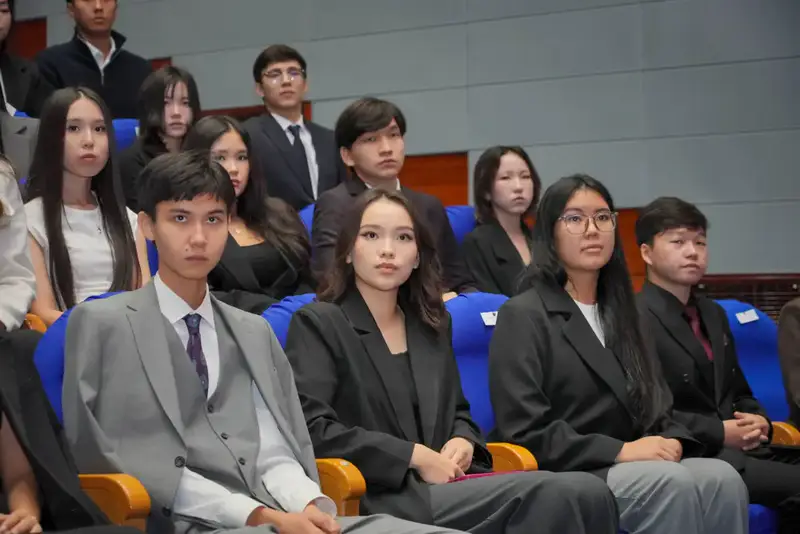 Первые студенты казахстанского филиала МГИМО получили студенческие билеты (10)