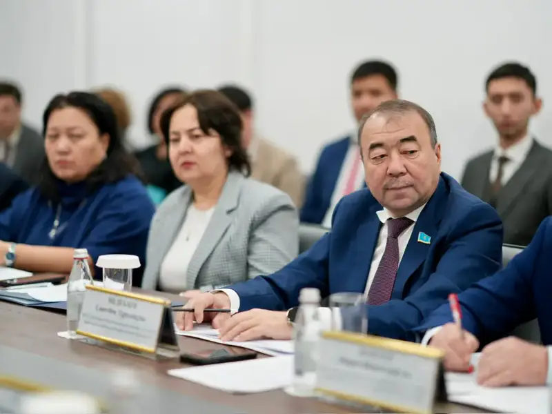 В Центре судебных экспертиз состоялась встреча Министра юстиции Ерлана Сарсембаева с депутатами Сената Парламента РК по вопросу развития судебно-экспертной деятельности и повышения качества экспертных услуг (2)