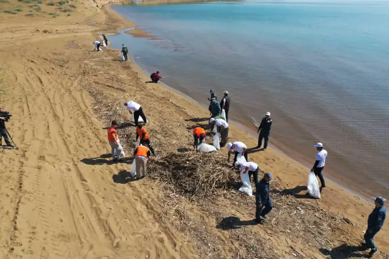 Рост общественной активности в охране экологии: более 1100 участников очистили водоемы от 60 000 тонн мусора и сетей Астане