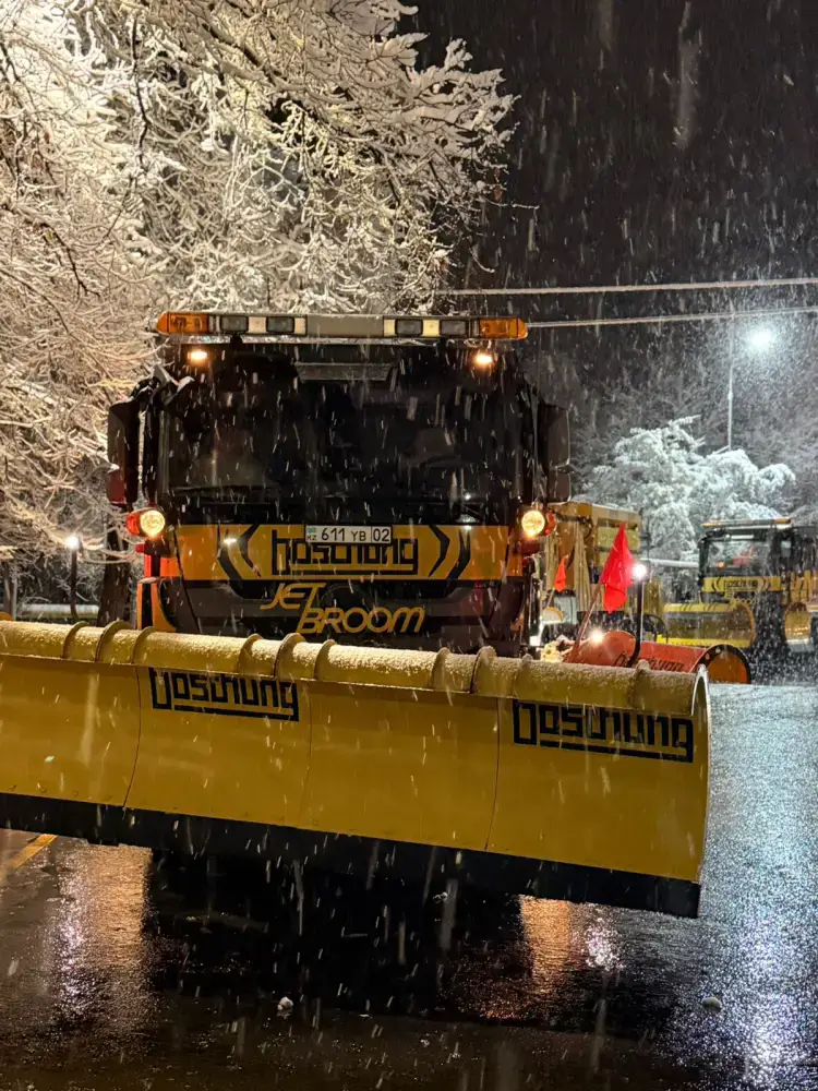 Коммунальные службы Алматы работают в усиленном режиме после снегопада (2)