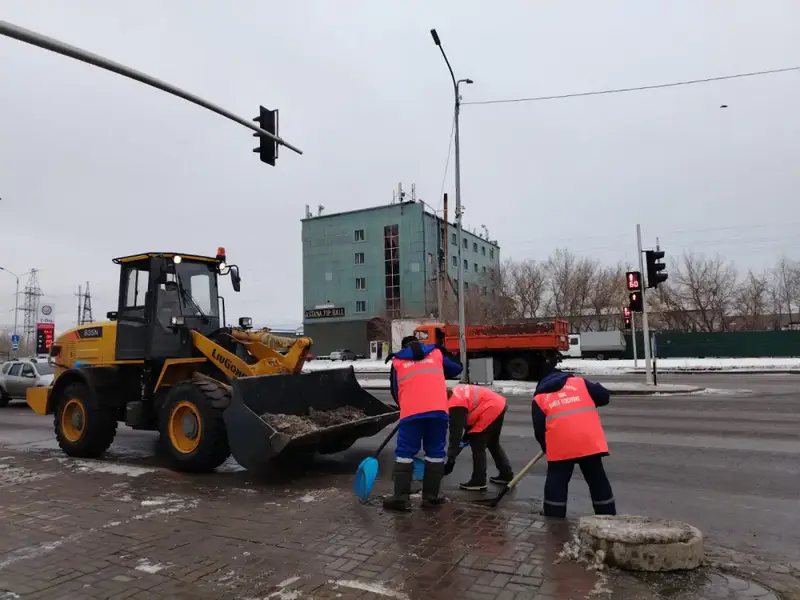 Почти 3 000 коммунальщиков ведут работы по уборке снега и наледи в Астане (6)