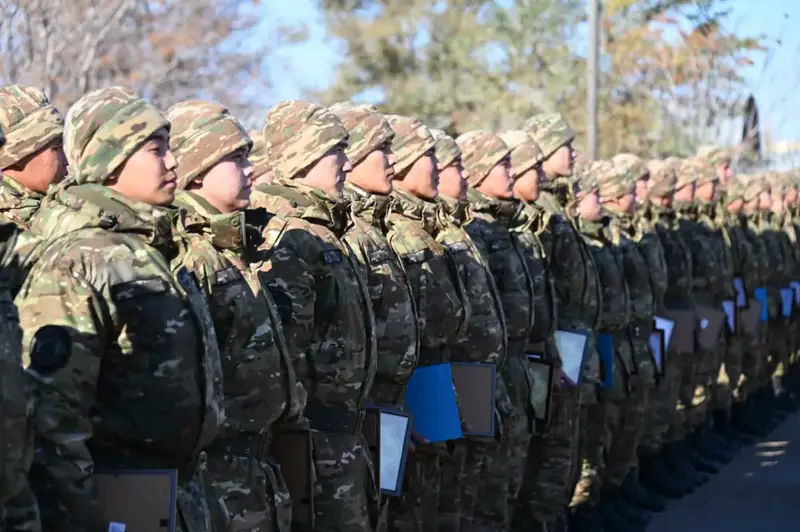 В Актауском гарнизоне свыше 200 солдат простились с Боевым знаменем (2)