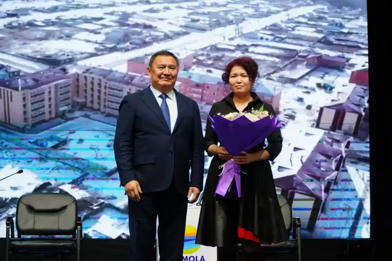 Марат Ахметжанов вручил ключи пострадавшим от паводка жителям села Зеренда (6)