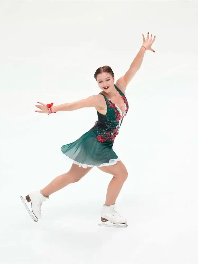 Софья Самоделкина занимает второе место на Гран-при по фигурному катанию в Японии Астане