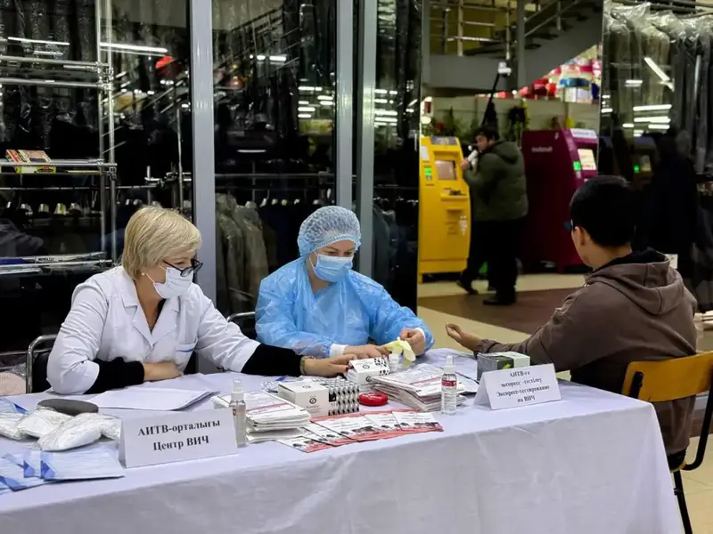 Акцию по профилактике и борьбе со СПИДом провели в столичных торговых центрах (5)