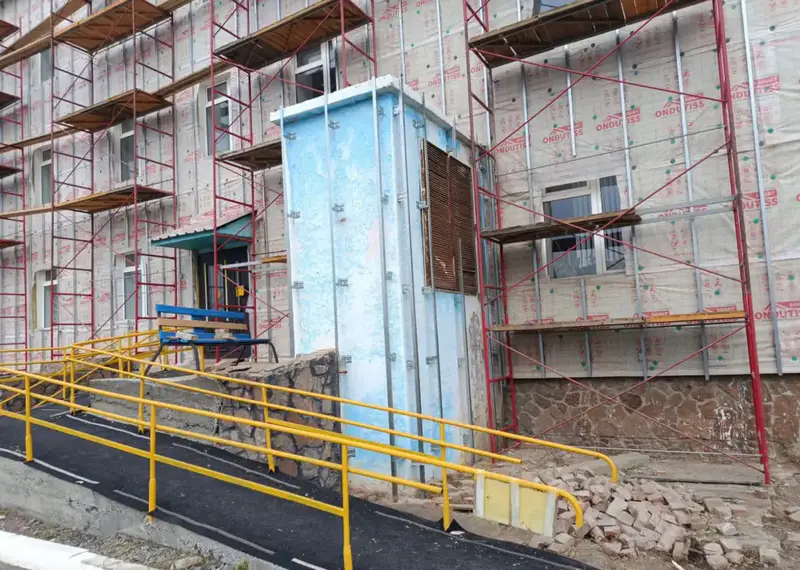 В Аксуатской районной больнице проводится капитальный ремонт (2)