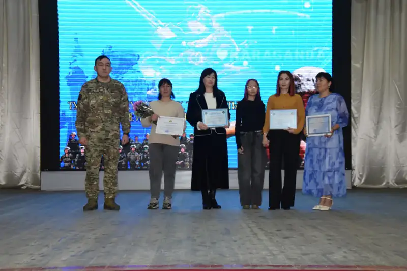 Эмоции родителей на церемонии проводов новобранцев: военнослужащие Национальной гвардии удивили их неожиданным появлением Астане