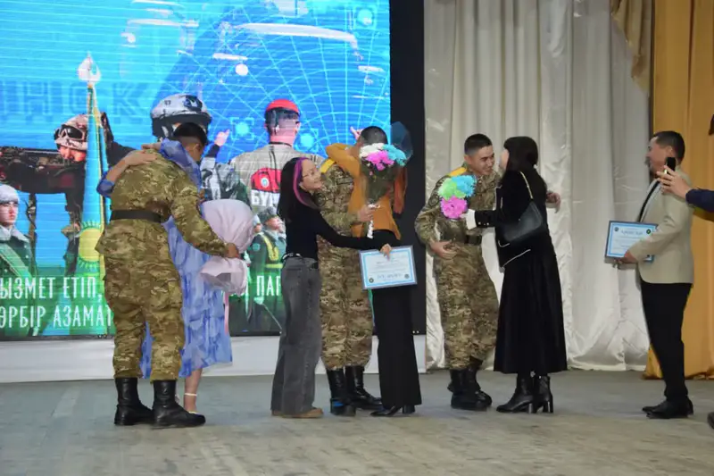 Сюрприз на сцене: военнослужащие Национальной гвардии приготовили для родителей трогательный подарок (5)