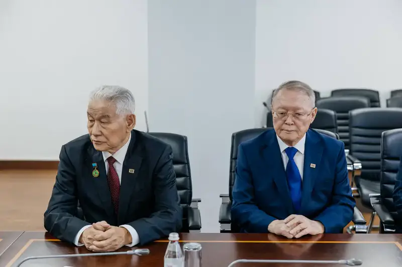 Аким Атырауской области вручил государственные награды работникам сельского хозяйства (8)