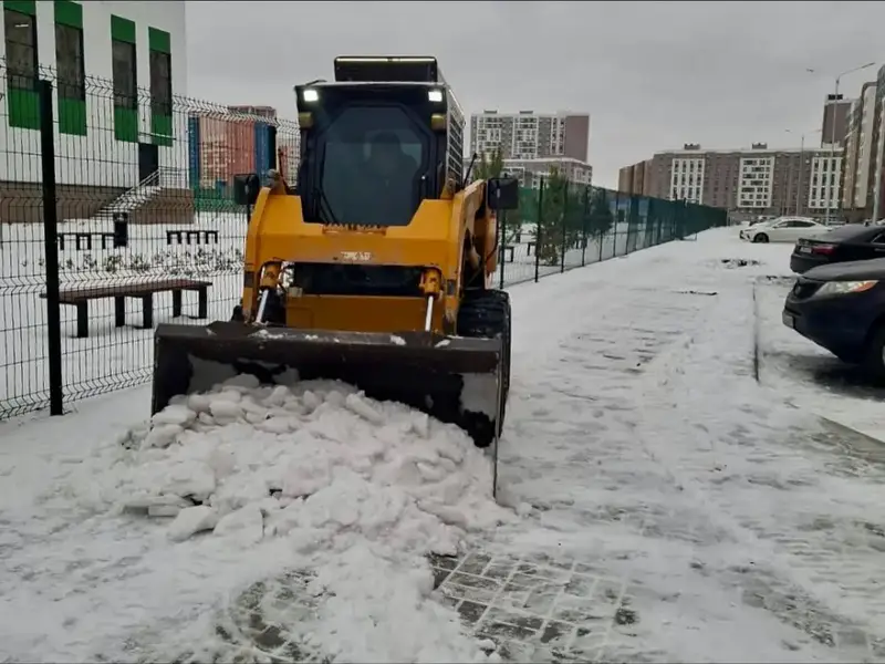 Почти 3 000 коммунальщиков ведут работы по уборке снега и наледи в Астане (4)