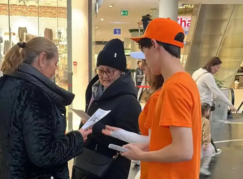 Свет против теней: акция в ТРЦ 'Хан Шатыр' против гендерного насилия Астане