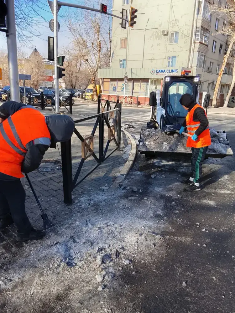 Астана в снежной битве: 500 единиц спецтехники на защите дорог от зимних недугов Астане