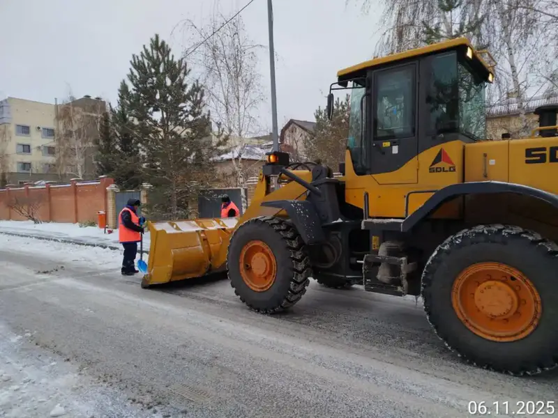 В Астане ночью активно задействовано более тысячи единиц спецтехники для уборки снега Астане