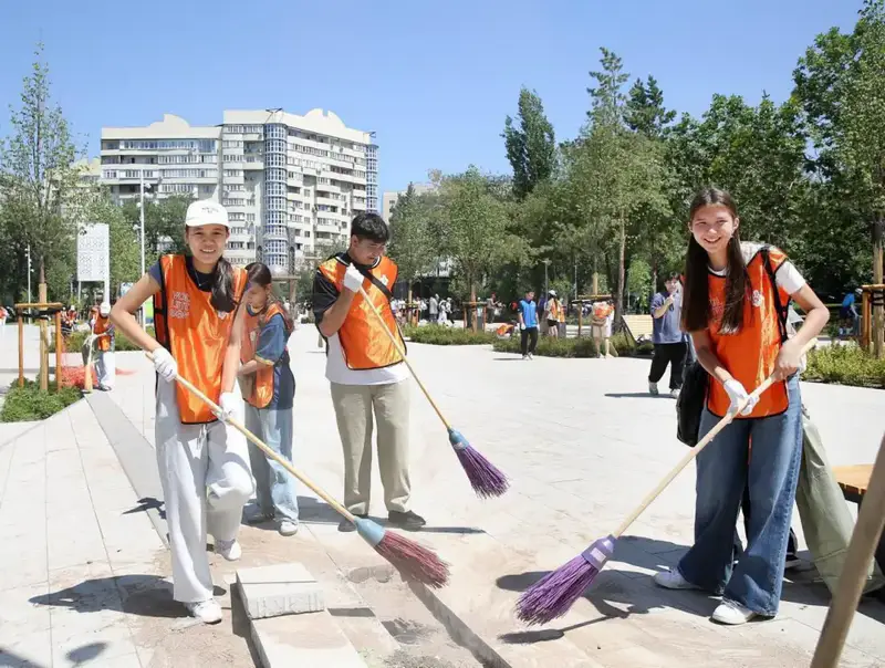 Алматы: молодые защитники природы собирают экологический урожай Астане