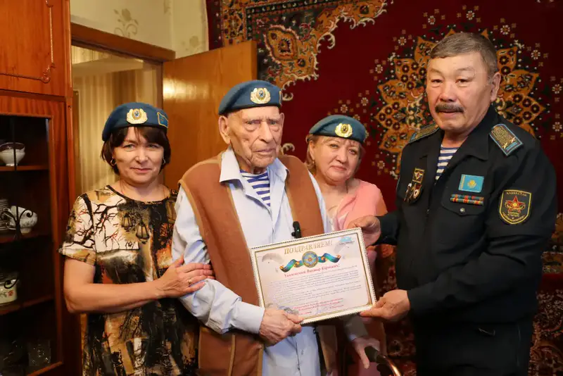 Отдавая дань уважения: военнослужащие отмечают 101-летие ветерана войны Виктора Изюмникова Астане