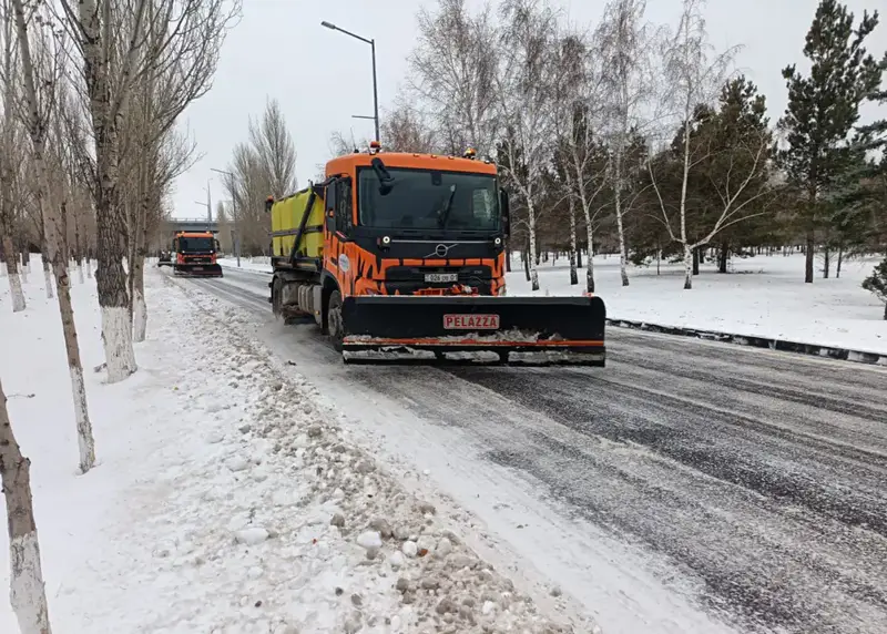 В Астане более 800 дорожных рабочих и 1220 единиц спецтехники задействованы в снегоуборочных работах Астане