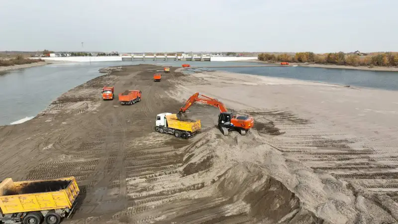 60 тыс. кубометров песка и гравия извлечены из Коксарайского контррегулятора для улучшения подачи воды в Кызылординскую область (9)