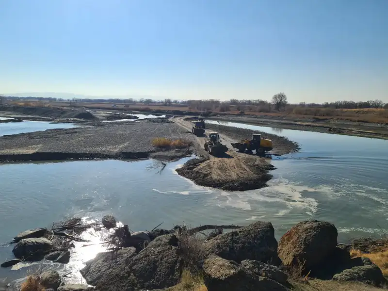 В рамках противопаводковых мер в Жетісу очищают русла рек и строят защитные дамбы (4)