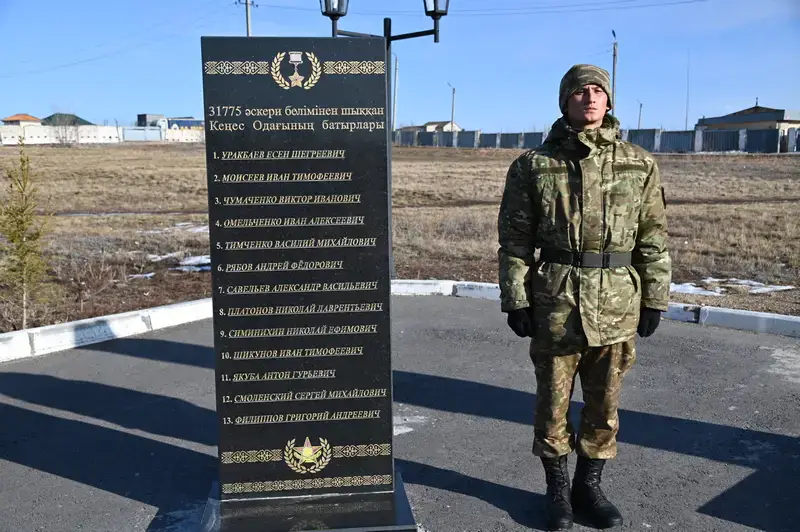 День батыров в Караганде: солдаты воинской части 31775 возложили цветы на Аллее батыров Астане