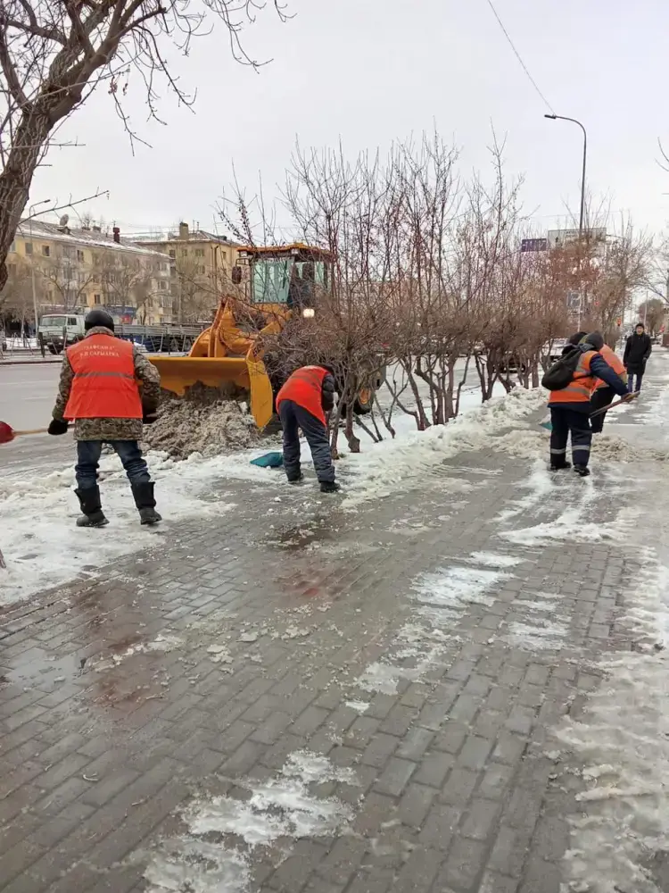 Мокрый снег и дождь: тысячи коммунальщиков заняты в снегоуборочных работах в Астане (2)