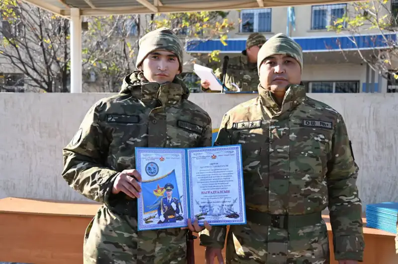 В Актауском гарнизоне свыше 200 солдат простились с Боевым знаменем (7)