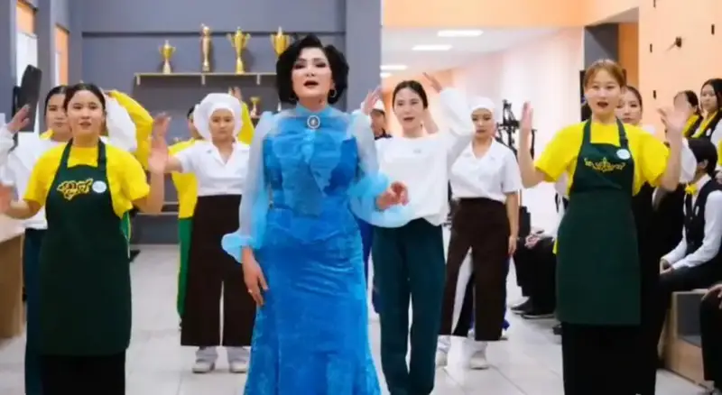 700 студентов Астаны исполнили гимн труда Астане