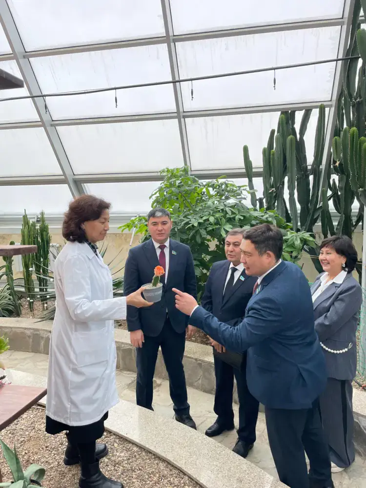 В Астанинском ботаническом саду состоялось совещание с участием депутатов Парламента (2)