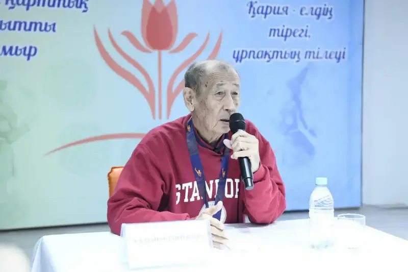 Ставший звездой Нью-Йоркского марафона 80-летний казахстанец встретился со столичными пенсионерами (4)