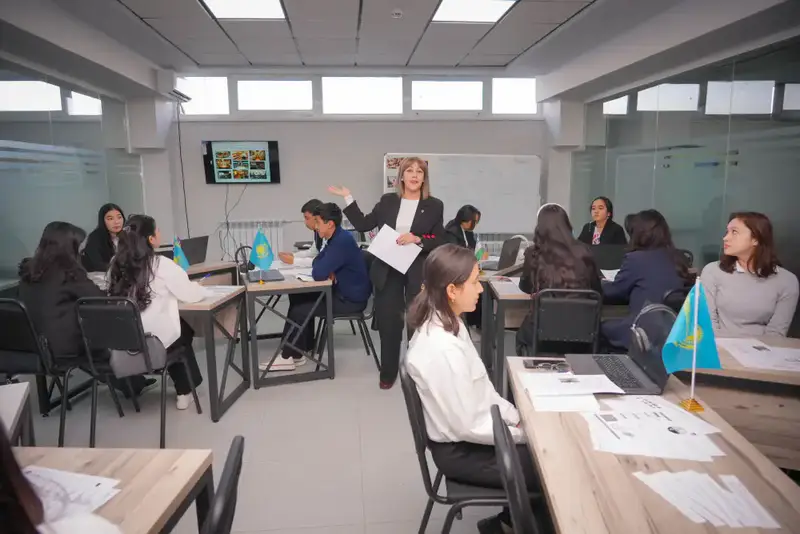 Министр науки и высшего образования Казахстана ознакомился с работой Чирчикского филиала ЮКИУ (7)