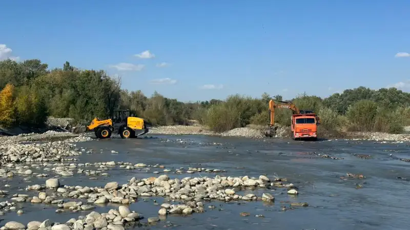 В рамках противопаводковых мер в Жетісу очищают русла рек и строят защитные дамбы (3)