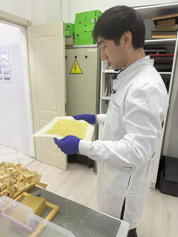 Внедрение традиционного метода ручного литья бумаги в реставрации древних книг в Национальном центре рукописей и редких книг Астане