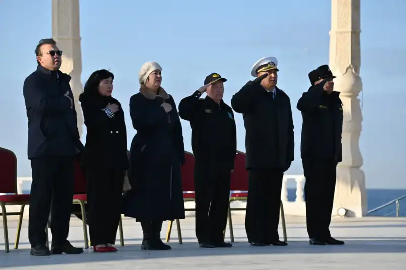 На берегу Каспия более 200 матросов присягнули на верность Родине (10)