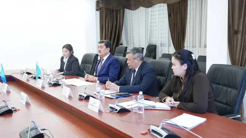 Министр Н.Е. Нысанбаев встретился с Постоянным представителем ПРООН в Казахстане г-жой К. Вавьерниа (3)